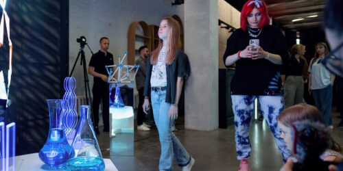 «ВКонтакте» открыла инсталляцию с голографической скульптурой