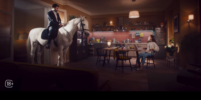 Принц на белом коне: турецкая звезда Акын Акынёзю снялся в рекламе «Иви»