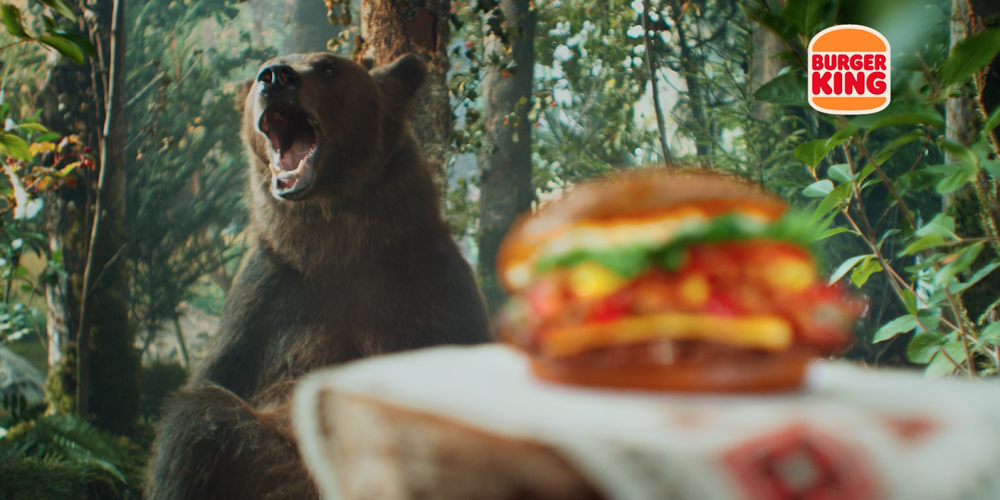 «Бургер Кинг» борется с пожарами в Сибири с помощью медведя и нового бургера