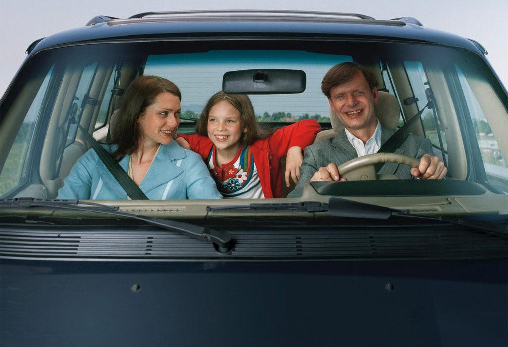В автомобиле пассажир должен. Семейный автомобиль. Семейная машина. Пассажир автомобиля. Три человека в машине.