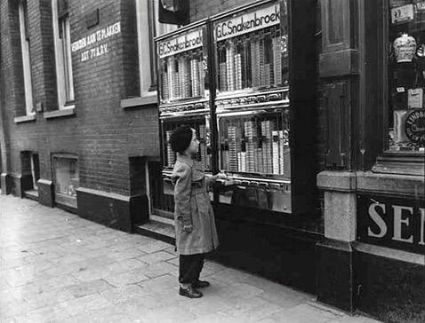       (Cigarette vending machine)     .     1953    ( De Tijd/IISG/AHF).