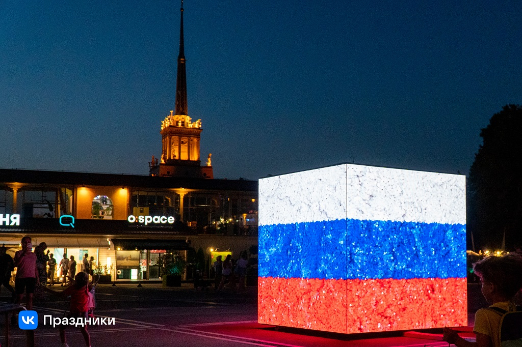 Жителей российских городов ждут интерактивные инсталляции от VK в честь Дня флага
