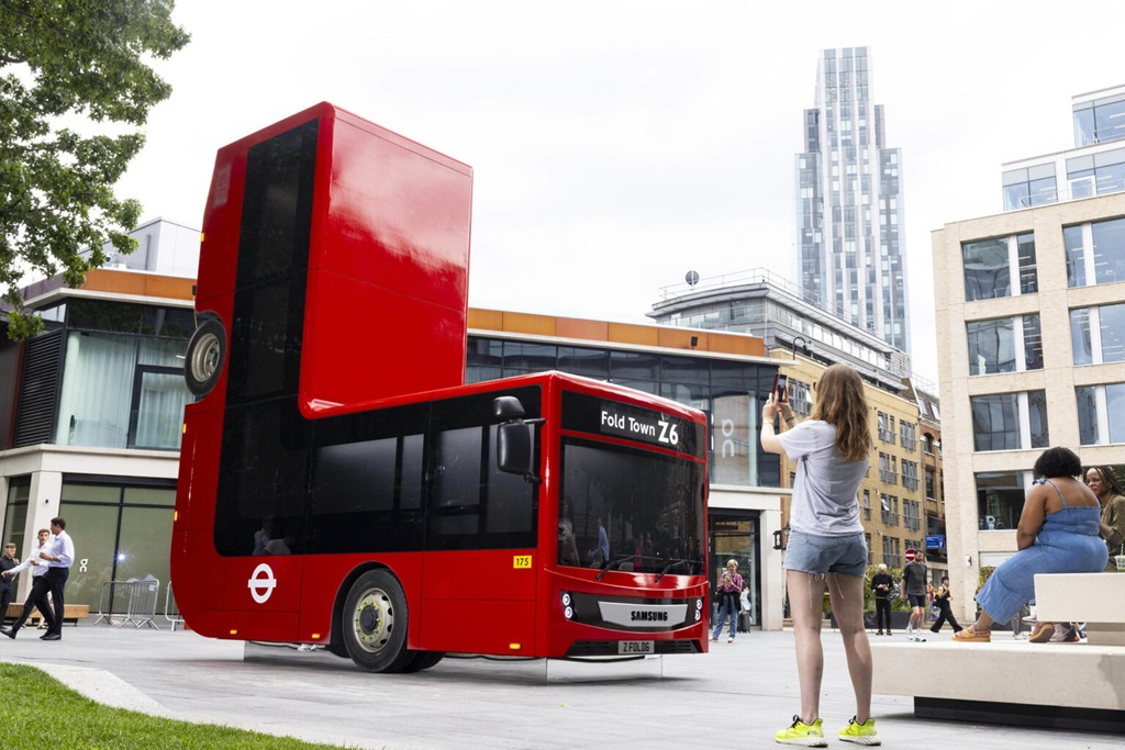 Samsung «складывает» автобус в Лондоне для промо нового телефона