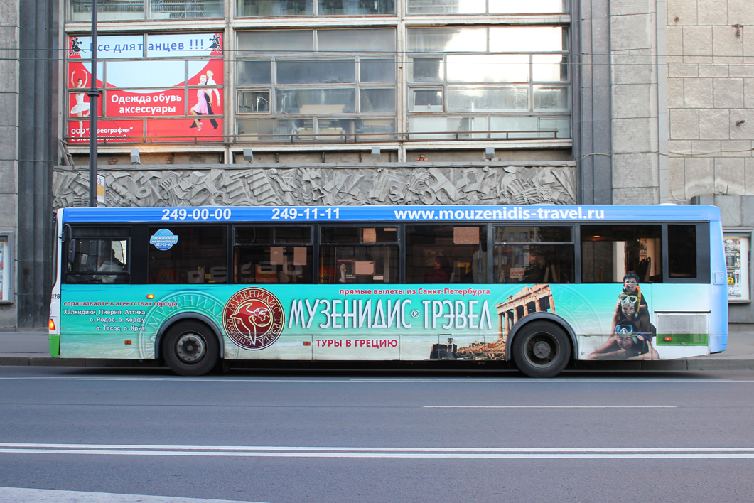 Реклама на транспорте фото