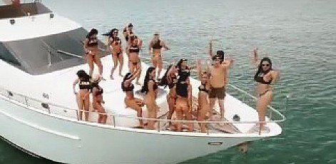 Порно видео вечеринка на яхте с горячими красотками