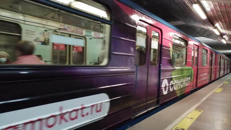 В метро Новосибирска появился брендированный поезд «Самоката»