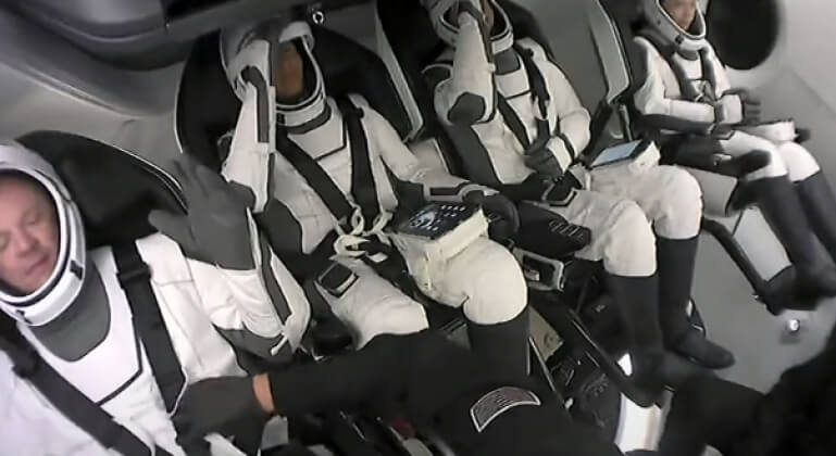 Илон Маск впервые запустил в космос корабль с туристами