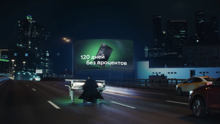 Антон Беляев прокатился за роялем по ночной Москве в новом ролике «Сбера» о кредитной карте