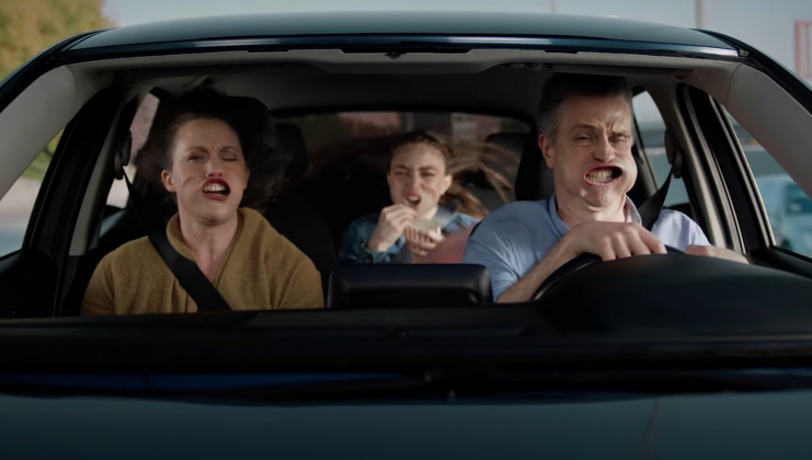 «Без лобового стекла»: сеть автосервисов Auto Glass Now запустила забавную рекламу своих услуг