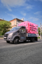 «Сбер» запустил грузовик с фламинго по дорогам Москвы