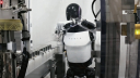 На заводах Tesla в 2025 году будут работать тысячи человекоподобных роботов